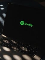 Spotify čelí kritike, rušia si ho používatelia aj umelci. Zistilo sa, že peniaze z predplatného putujú do vojenského zbrojenia