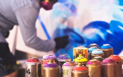 Sprejer ve Zlíně namaloval smajlíky na 25 objektů. Hrozí mu až roční vězení