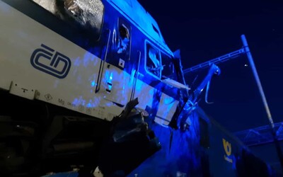 Srážka vlaků u Českého Brodu: Jeden mrtvý, desítky zraněných. Způsobilo ji zřejmě selhání člověka
