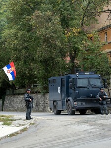 Srbsko uviedlo armádu do pohotovosti, jednotky poslalo ku hraniciam s Kosovom. Američania poslali Belehradu veľavravné varovanie