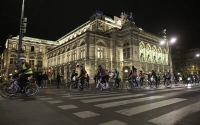 Srbští studenti vyrazili na kolech do Štrasburku. Chtějí požádat svět o pomoc