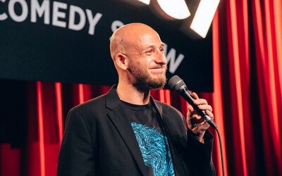 Stand-up komik Matej Makovický si pochvaľuje život s dvomi ženami. Všetko sa dá vyriešiť nafukovacími posteľami, tvrdí