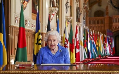 Stanice BBC zastavila kvůli stavu Alžběty II. běžné vysílání. Běží přímý přenos z královnina sídla