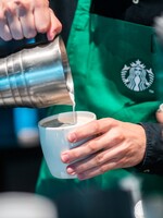 Starbucks prepustí cez tisíc zamestnancov. Zisťovali sme, či sa to dotkne aj Slovákov