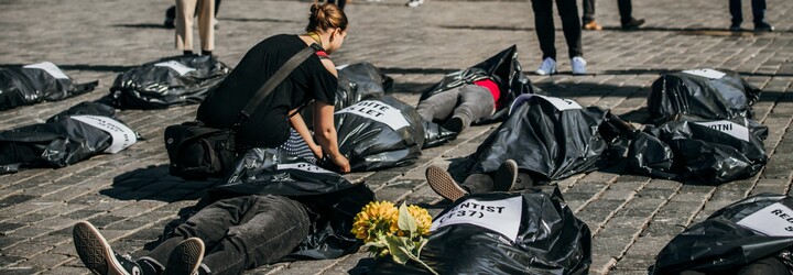 Staroměstské náměstí pokryly desítky „mrtvých“. Aktivisté tak připomněli zabíjení civilistů na Ukrajině