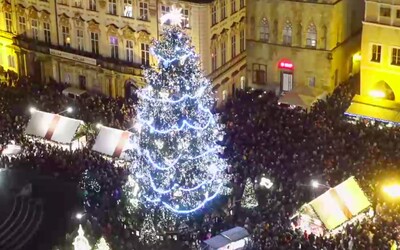 Staroměstské náměstí rozzářil vánoční strom