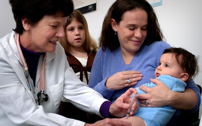 Stát chce odškodňovat rodiče, jejichž dítě zemře po očkování