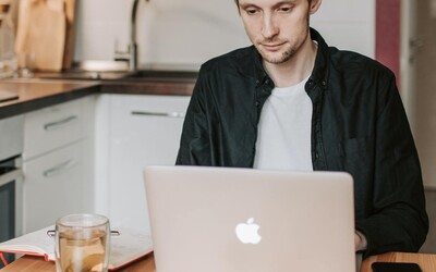 Stát chystá online aukce zabavené elektroniky. K mání budou Apple produkty za zlomek ceny 