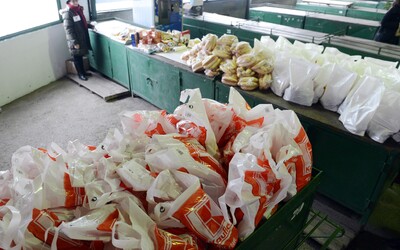 Štát rozdáva ďalšiu potravinovú pomoc. 67-tisíc Slovákov dostane balíčky, toto v nich nájdu