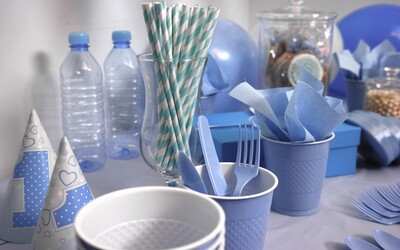 Štáty EÚ odsúhlasili zákaz jednorazových plastov. Z trhu zmiznú do dvoch rokov