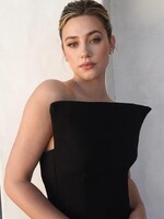 Stav pleti souvisí s duševním zdravím. Lili Reinhart spouští novou skincare řadu