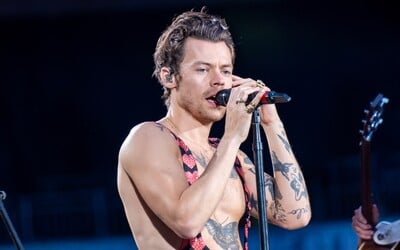 Steal The Style: Voľnočasový štýl Harryho Stylesa budeš chcieť napodobniť. Tieto fashion kúsky máš (možno) aj doma