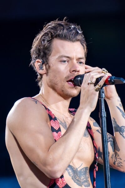 Steal The Style: Voľnočasový štýl Harryho Stylesa budeš chcieť napodobniť. Tieto fashion kúsky máš (možno) aj doma