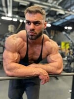 Steroidy užíva čoraz viac mladých ľudí. Povedali nám svoje skúsenosti: „Sypeš kvôli babám, no v posteli sa ti pri nich nepostaví.“