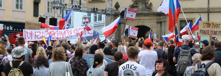 Stovky lidí demonstrují před Sněmovnou. Nesouhlasí s covid pasy (Fotoreport)