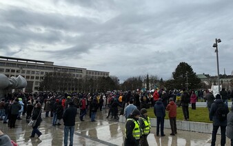 Stovky ľudí protestujú pred úradom vlády. Dôvodom je Ficova cesta za Putinom do Moskvy