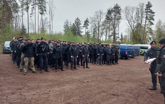 Stovky policistů pátrají na Broumovsku po ženě, která zmizela před dvěma a půl lety
