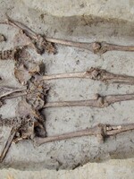 Stovky let staré kostry „milenců“ držících se za ruce ve skutečnosti patřily dvěma mužům