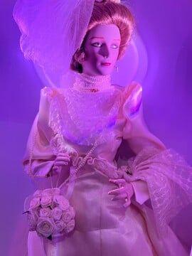 Strávil som noc s posadnutou bábikou Elizabeth: Zo žiarlivosti vraj napadla 17 mužov, v USA ju prirovnávajú k Anabelle
