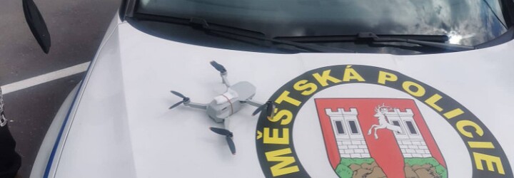Strážník v Doksech chytil rukama dron se sáčkem pervitinu. Majitel si pro něj za 15 minut přišel