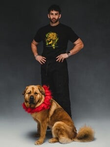 Streamer Hasan Piker popřel, že by používal na psa elektrický obojek. Lidé mu stále nevěří