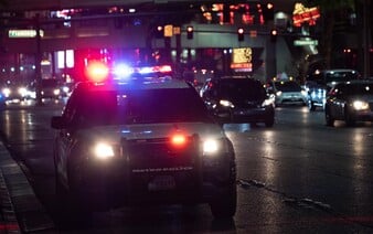 Střelba v Brooklynu: Tři mrtví, osm zraněných. Policie stále hledá podezřelé
