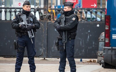 Střelba ve Francii: Muž zastřelil nejméně pět osob z okna jedoucího auta
