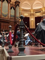 Stříháním vlasů proti karanténě. Nizozemská divadla i muzea originálně protestují proti opatřením