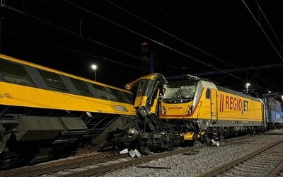 Strojvedoucí jednoho ze sražených vlaků v Pardubicích přehlédl dvojité varování