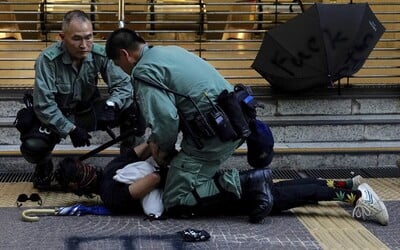 Študent z Hongkongu počas protestov zomrel na následky pádu z budovy. Demonštranti vinia políciu