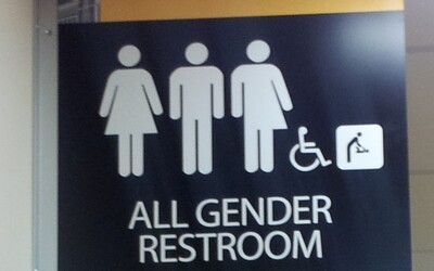 Studenti a studentky žádají Masarykovu univerzitu, aby zavedla genderově neutrální toalety