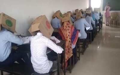 Studenti měli během zkoušky na hlavách krabice, škola tak chtěla zabránit opisování