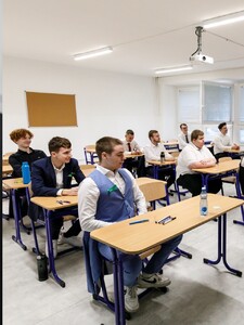 Študenti môžu dostať 16 500 eur, ak zostanú na vysokej škole na Slovensku. Štát odmení 1 570 maturantov