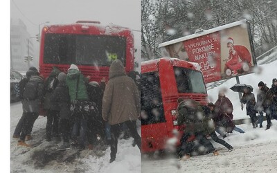 Študenti si v Bratislave museli roztlačiť autobus. Legendárna 39 zapadla v snehovej nádielke