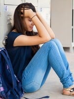 Študentku v Číne donútili vyzliecť si nohavice. Musela dokázať, že má skutočne menštruáciu