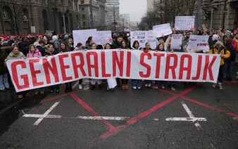 Študentov v Srbsku podporujúcich protesty napadli muži s bejzbalovými palicami. Jedna žena je vážne zranená