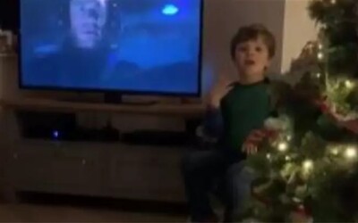 Čtyřletý chlapeček tlumočí u stromečku film pro své neslyšící rodiče