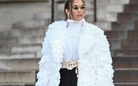 Súboj outfitov: Jennifer Lopez alebo Rihanna? Vyber, ktorá popdiva predviedla na týždni módy lepší look  
