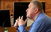 Sudca prerušil stíhanie v kauze Dušana Kováčika. Obvinený je z prijatia 50-tisícového úplatku 