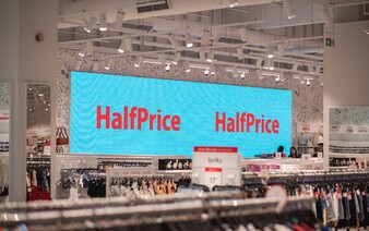 Superlacný obchod HalfPrice mieri do ďalšieho mesta. Už sú známe detaily aj platové podmienky