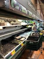 Supermarket musel vyhodiť potraviny za 30-tisíc eur, lebo na nich naschvál nakašľala zákazníčka 