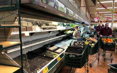 Supermarket musel vyhodiť potraviny za 30-tisíc eur, lebo na nich naschvál nakašľala zákazníčka 