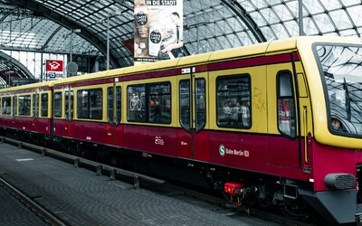 Surfování na střeše vlaku si vyžádalo další oběti. V Německu zemřeli dva mladíci