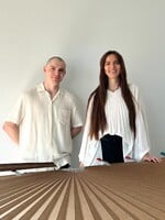 Súrodenci odišli z vysokej školy na učilište, aby sa naučili šiť. Vytvorili dielňu, ktorých je na svete len pár