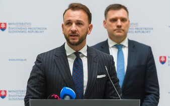 Šutaj Eštok si víkendovú cestu do Abú Zabí platil zo svojich peňazí, tvrdí ministerstvo. Opozícia chce dôkazy