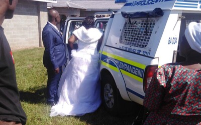 Svatební noc strávili v policejní cele. Navzdory zákazu zorganizovali svatbu, neměli ani roušky