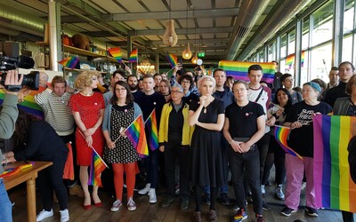 Švýcaři v referendu souhlasili, aby se podněcování nenávisti a diskriminace LGBTI osob stala trestným činem