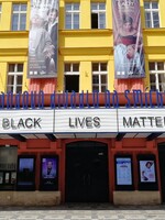 Švandovo divadlo v Praze vyvěsilo na markýzu heslo Black Lives Matter. Kéž byste zkrachovali, komentují lidé na Facebooku