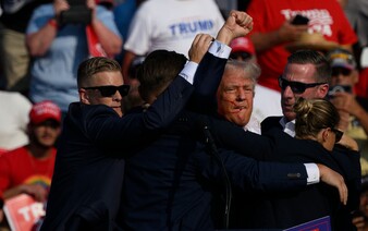 Svědek popsal atentát na Donalda Trumpa. Policii upozorňoval na muže s puškou na střeše