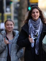 Švédska aktivistka Greta Thunberg je zrejme zadaná. Učaroval jej mladý fotograf